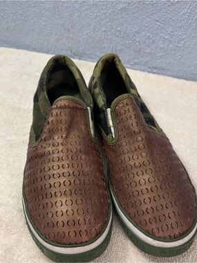 kitson Brown Slip-On Shoes with Green Camouflage Trim SZ 7.5 Women’s Skater